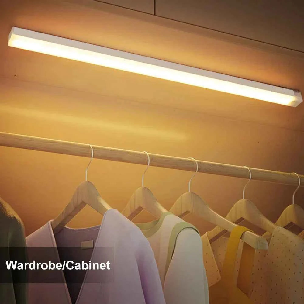 Lâmpada de LED sem fio com sensor de movimento, recarregável via USB Tipo C, ideal para armários, escadas e cozinhas.